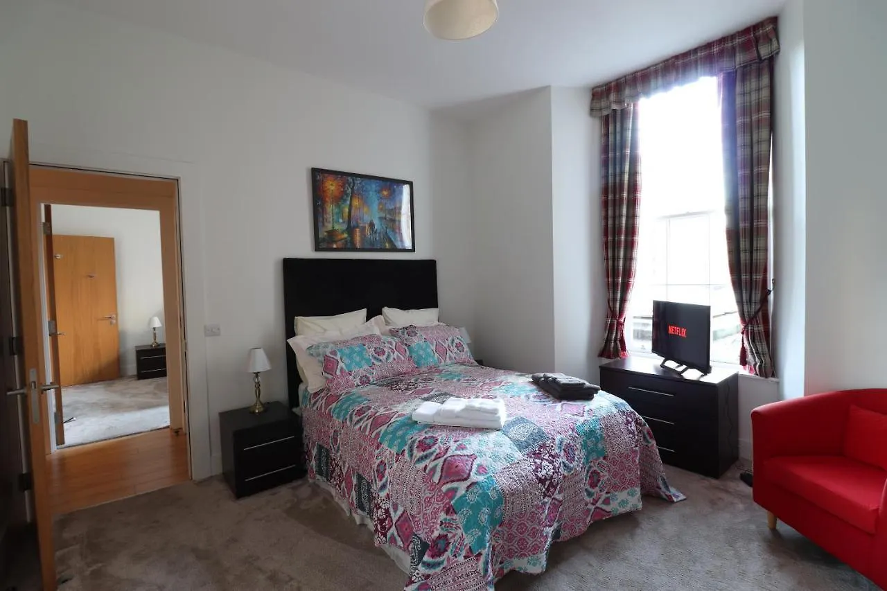 Modern 2Bed 2Bath Flat Near Princes Street Apartment Edinburgh 0*,  United Kingdom